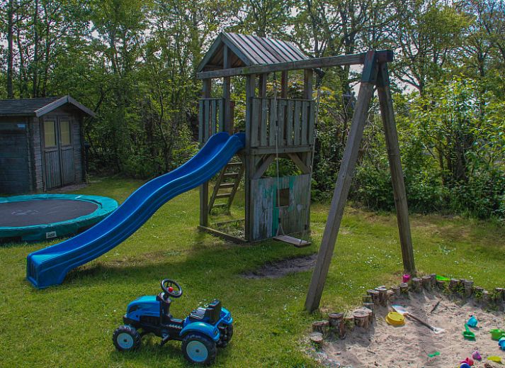 Gemuetlicher Innenbereich des Ferienhauses Bollenveld - de Tulp in De Dennen, Texel mit grossem Esstisch.