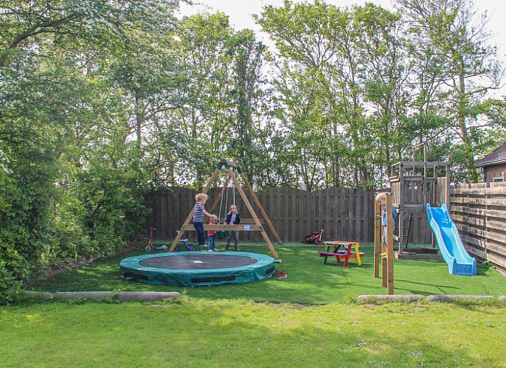 Gemuetliches Wohnzimmer des Ferienhauses Ekster in De Dennen, Texel, ideal fuer einen Familienurlaub auf den Watteninseln.