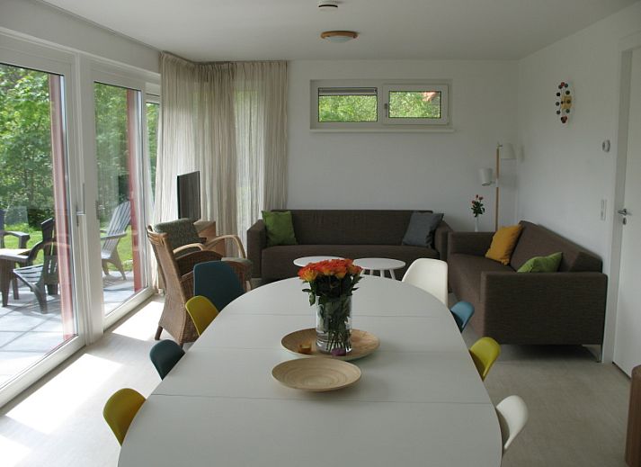 Floral surroundings of Vijverhof vacation home in De Dennen, Texel, with lush vegetation.