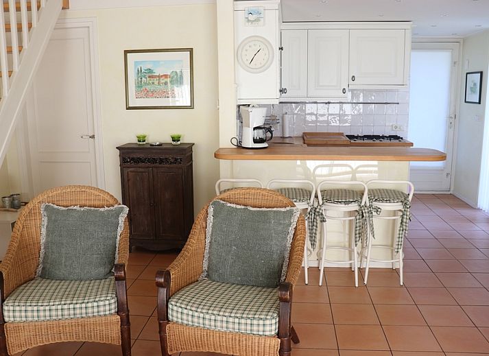 Gemuetliche Kueche im Ferienhaus Gortersmient 264, De Dennen, Texel mit Sitzecke und Barstuehlen.