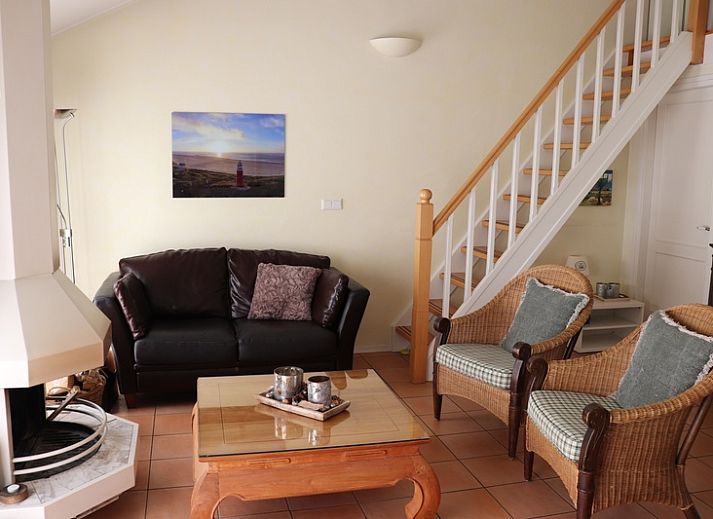 Gemuetliche Kueche im Ferienhaus Gortersmient 264, De Dennen, Texel mit Sitzecke und Barstuehlen.