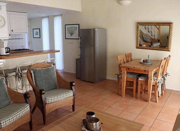 Gemuetliche Kueche im Ferienhaus Gortersmient 264, De Dennen, Texel mit Sitzecke und Barstuehlen.