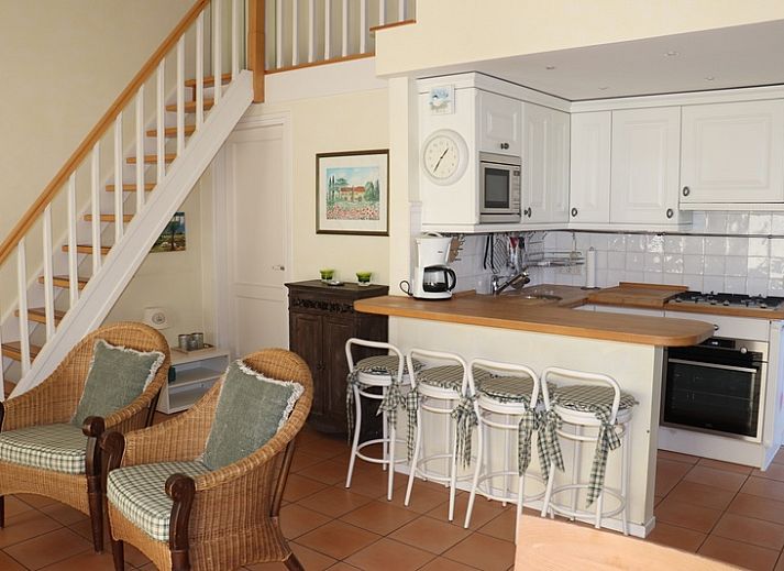 Gemuetliche Kueche im Ferienhaus Gortersmient 264, De Dennen, Texel mit Sitzecke und Barstuehlen.