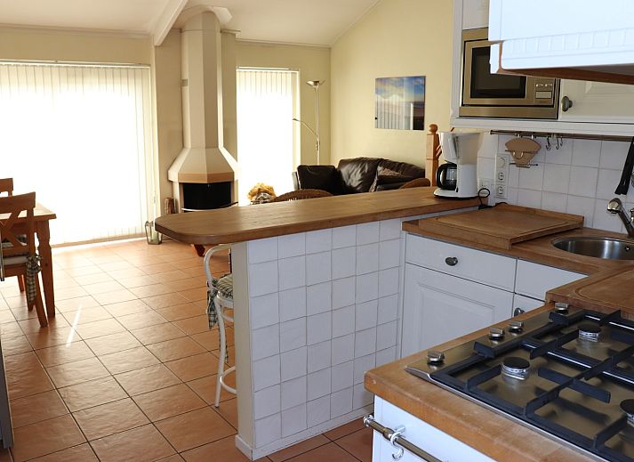 Gemuetliches Wohnzimmer mit Kamin im Ferienhaus Gortersmient 264, De Dennen, Texel.