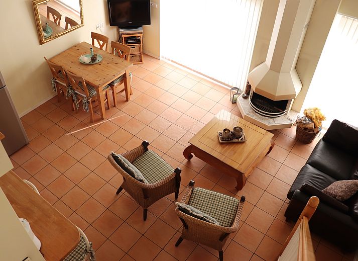 Gemuetliches Wohnzimmer mit Kamin im Ferienhaus Gortersmient 264, De Dennen, Texel.