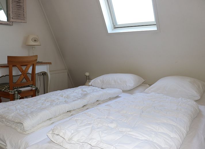 Essecke und Kueche im Ferienhaus Gortersmient 264, De Dennen, Texel mit Holzmoebeln.