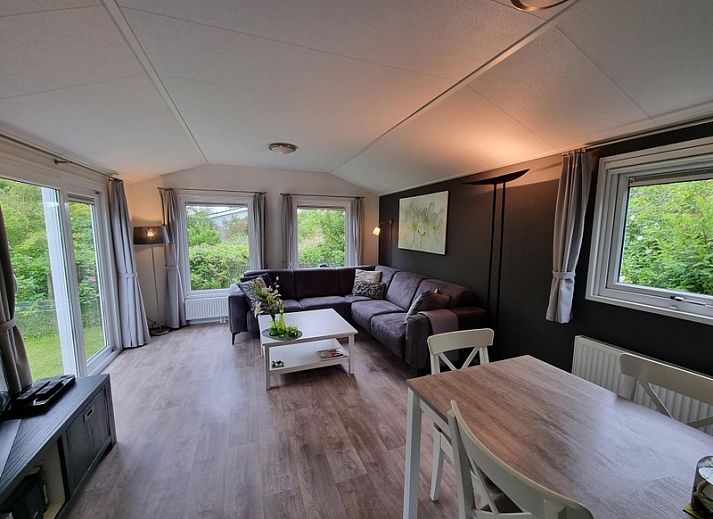 Vakantiepark de Bremakker, Texel: Cozy vacation home in De Dennen surrounded by green nature.
