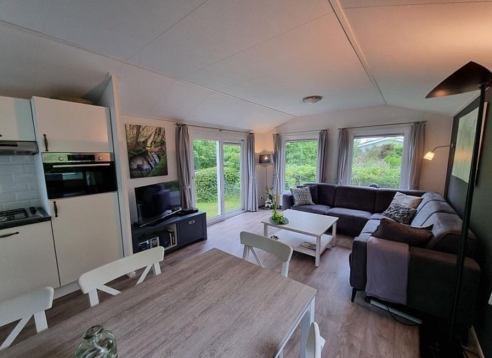Vakantiepark de Bremakker, Texel: Cozy vacation home in De Dennen surrounded by green nature.