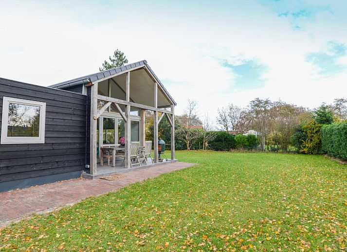 Bungalowpark Oud Vredelust - Zeeskuum in De Dennen, Texel with modern veranda and garden