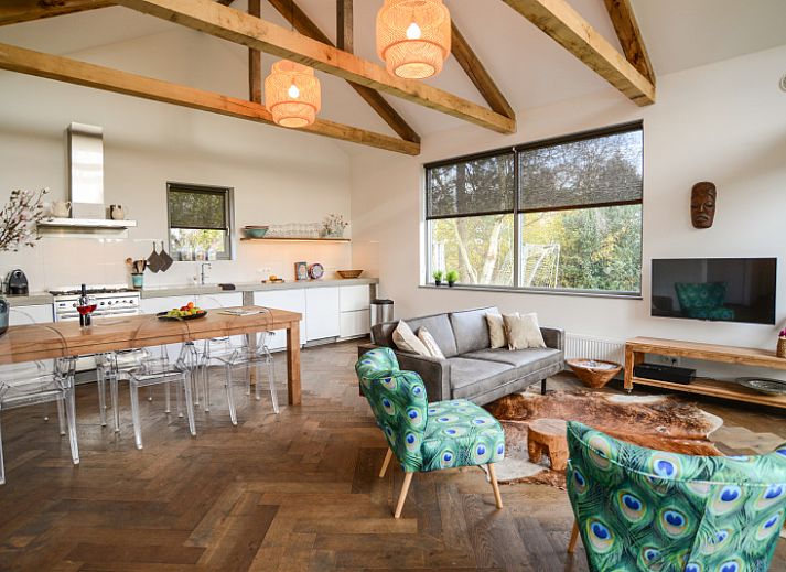 Bungalowpark Oud Vredelust - Zeeskuum in De Dennen, Texel with modern veranda and garden