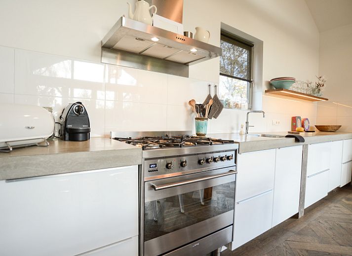 Spacious garden at Bungalowpark Oud Vredelust - Zeeskuum, vacation home in De Dennen, Texel