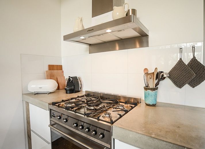 Spacious garden at Bungalowpark Oud Vredelust - Zeeskuum, vacation home in De Dennen, Texel