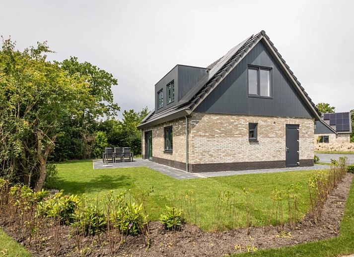 Vacation park De Koorn-aar Villa in De Dennen, Texel with sunny terrace and green garden.