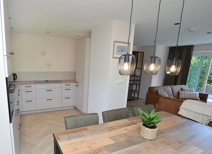 Helles Wohnzimmer mit Blick auf die Terrasse im Bungalow 't Hoogelandt 58, De Dennen Texel.