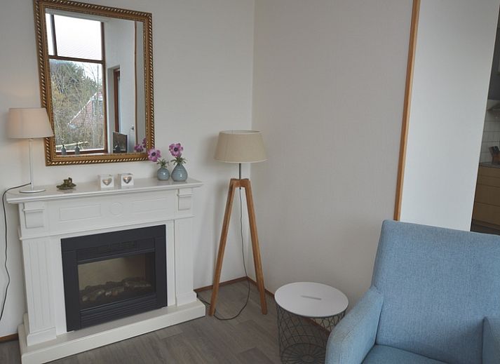 Heller Wohnraum im Ferienhaus Lelie, Texel, mit moderner Einrichtung und Blick auf die Natur.