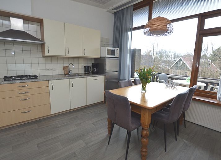 Heller Wohnraum im Ferienhaus Lelie, Texel, mit moderner Einrichtung und Blick auf die Natur.