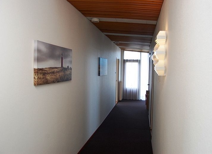 Heller Wohnraum im Ferienhaus Lelie, Texel, mit moderner Einrichtung und Blick auf die Natur.