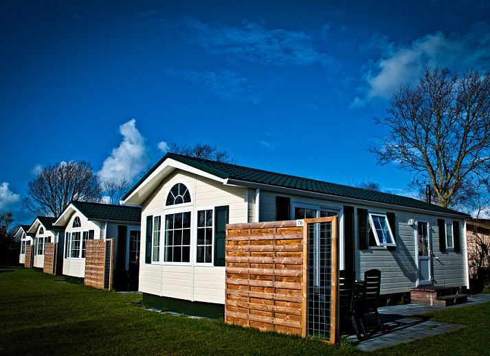 Vacation park De Koorn-aar Type F chalets in De Dennen on Texel, with sunny terraces and green surroundings.