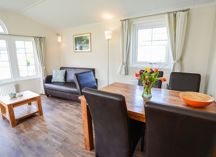 Vacation park De Koorn-aar Type F chalets in De Dennen on Texel, with sunny terraces and green surroundings.