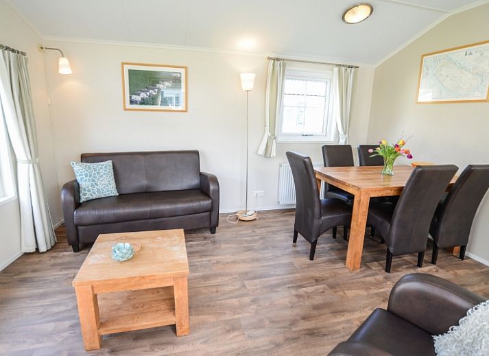 Vacation park De Koorn-aar Type F chalets in De Dennen on Texel, with sunny terraces and green surroundings.