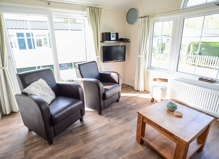 Vacation park De Koorn-aar Type F chalets in De Dennen on Texel, with sunny terraces and green surroundings.