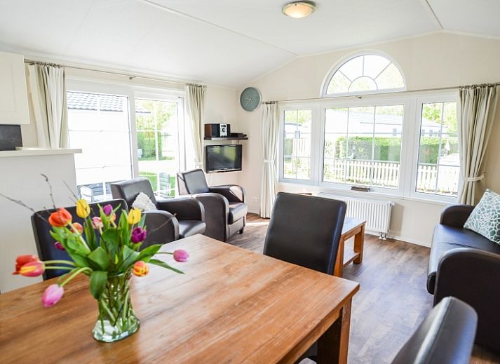 Cozy living room in Holiday Park De Koorn-aar Type F, Texel, with comfortable sitting area and dining area.