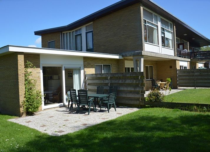 Ferienhaus Iris in De Dennen, Texel mit sonniger Terrasse und Gartenmoebeln.