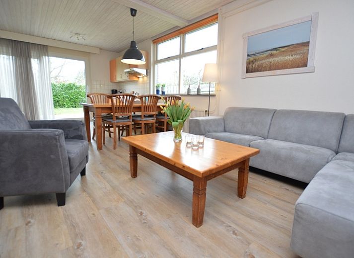 Ferienhaus Iris in De Dennen, Texel mit sonniger Terrasse und Gartenmoebeln.