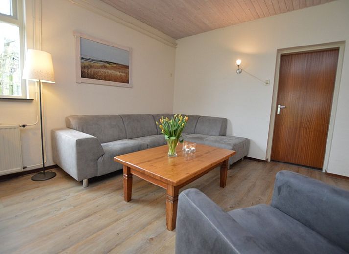 Ferienhaus Iris in De Dennen, Texel mit sonniger Terrasse und Gartenmoebeln.