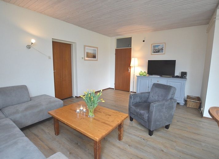 Ferienhaus Iris in De Dennen, Texel mit sonniger Terrasse und Gartenmoebeln.