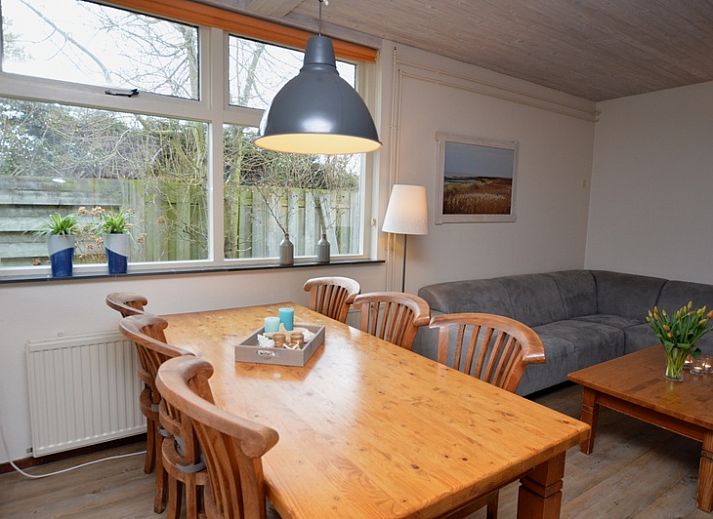 Gemuetliches Wohnzimmer des Ferienhauses Iris auf Texel, De Dennen mit bequemer Sitzecke.