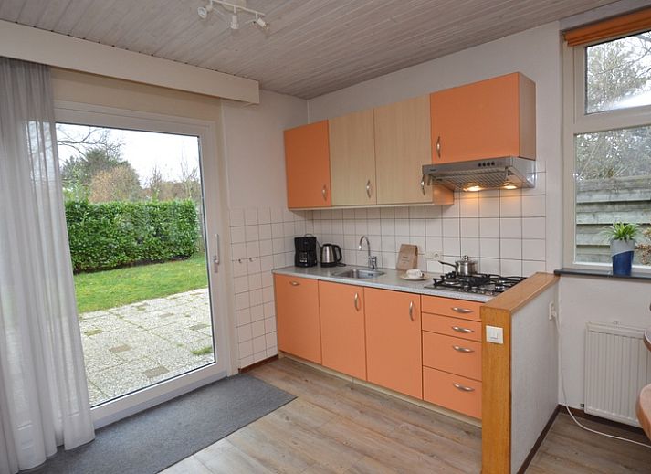 Gemuetliches Wohnzimmer des Ferienhauses Iris auf Texel, De Dennen mit bequemer Sitzecke.