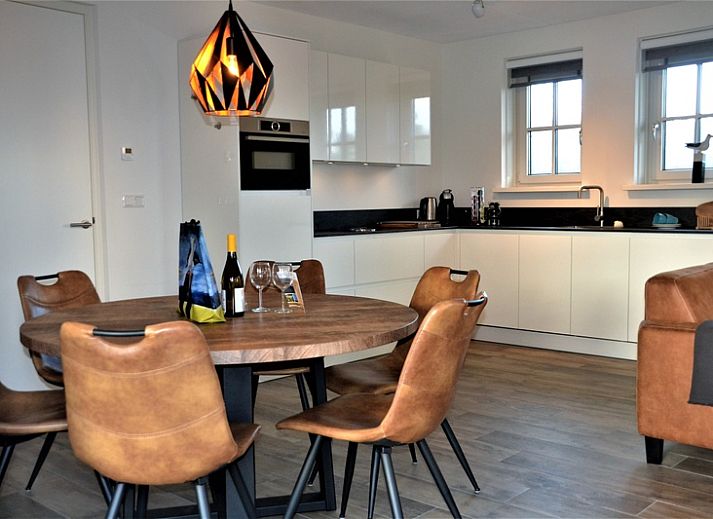 Moderne keuken en eetruimte in Golden Raand, vakantiehuis in De Dennen, Texel.