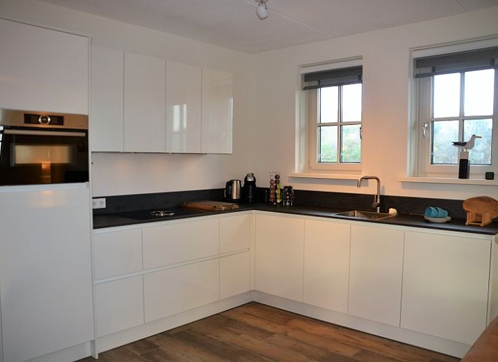 Moderne keuken en eetruimte in Golden Raand, vakantiehuis in De Dennen, Texel.