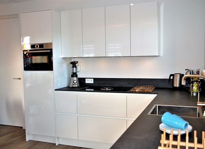 Moderne keuken en eetruimte in Golden Raand, vakantiehuis in De Dennen, Texel.