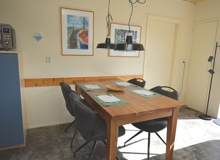 Gezellige woonkamer van Tempelierweg 27 - Matranos in De Dennen, Texel met uitzicht op de tuin.