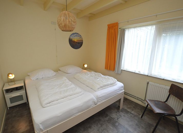 Gezellige woonkamer van Tempelierweg 27 - Matranos in De Dennen, Texel met uitzicht op de tuin.