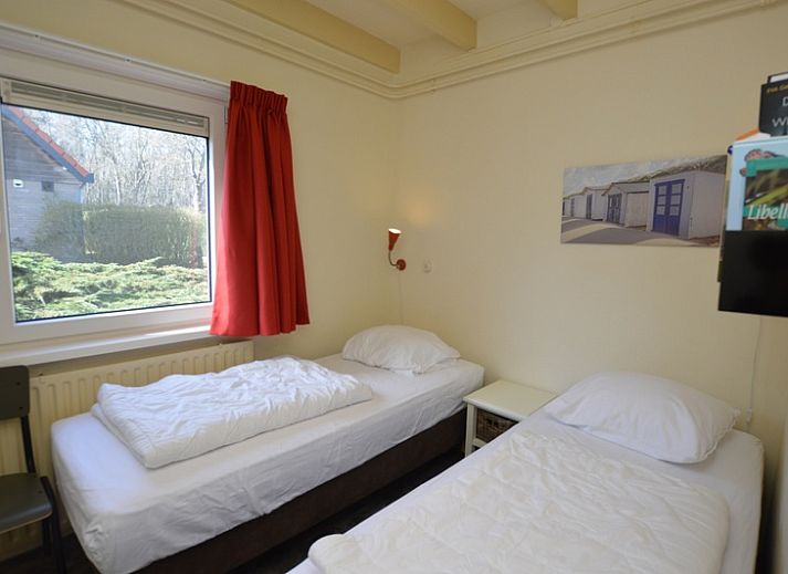 Lichte woonkamer in Tempelierweg 27 - Matranos, vakantiehuis in De Dennen, Texel met eet- en zithoek.