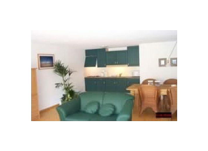 Enjoy the charming terrace of De Zandbult apartment in Oost-Vlieland, surrounded by green nature on the Wadden Islands.