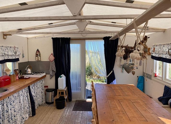 Ruime eetkamer in De Hagedis tenthuis, Oost-Vlieland, Vlieland, Waddeneilanden.