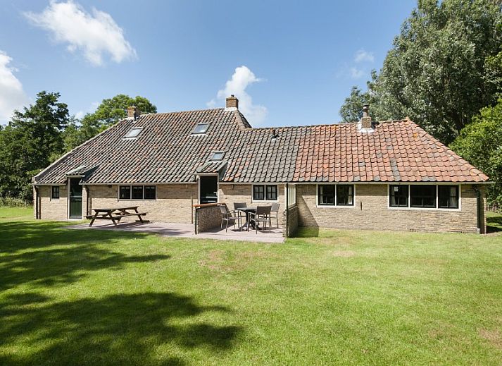 Gezellige woonkamer van Meiblok vakantiehuis in Formerum, Terschelling met comfortabele banken en houtkachel.