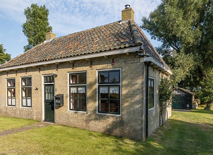 Gezellige woonkamer van Meiblok vakantiehuis in Formerum, Terschelling met comfortabele banken en houtkachel.