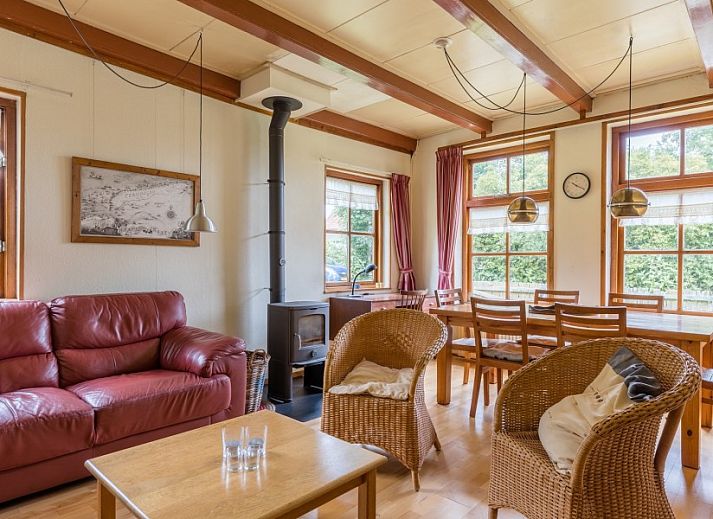 Gezellige woonkamer van Meiblok vakantiehuis in Formerum, Terschelling met comfortabele banken en houtkachel.