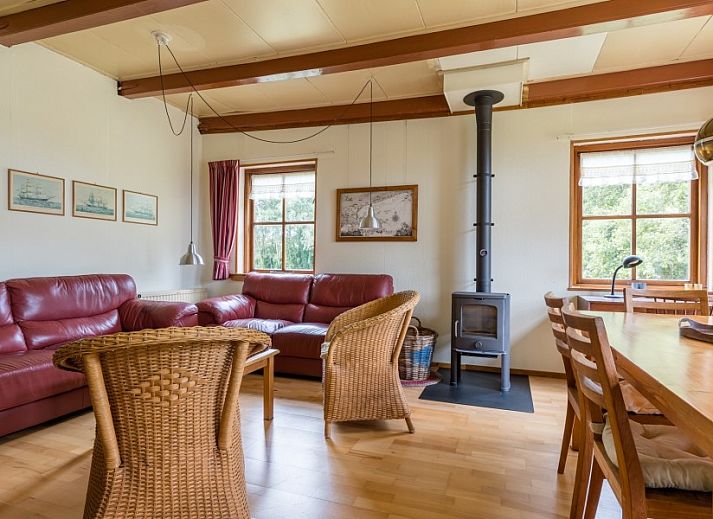 Gezellige woonkamer van Meiblok vakantiehuis in Formerum, Terschelling met comfortabele banken en houtkachel.