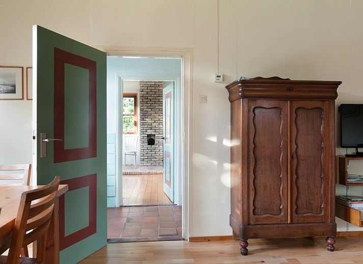 Rustieke buitenkant van Meiblok vakantiehuis in Formerum, Terschelling met ruime tuin en terras.