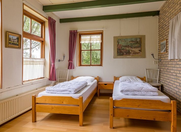 Rustieke buitenkant van Meiblok vakantiehuis in Formerum, Terschelling met ruime tuin en terras.