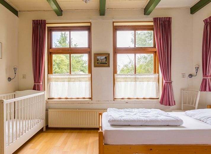 Rustieke buitenkant van Meiblok vakantiehuis in Formerum, Terschelling met ruime tuin en terras.