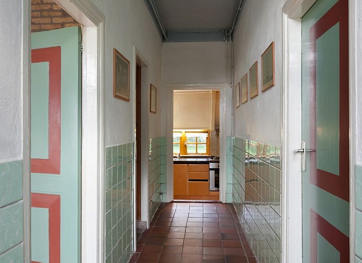 Rustieke buitenkant van Meiblok vakantiehuis in Formerum, Terschelling met ruime tuin en terras.