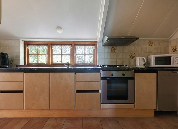 Rustieke buitenkant van Meiblok vakantiehuis in Formerum, Terschelling met ruime tuin en terras.