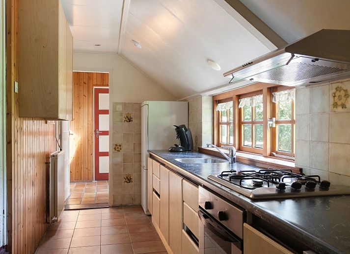 Charmante voorgevel van Meiblok vakantiehuis in Formerum, Terschelling omringd door groene natuur.